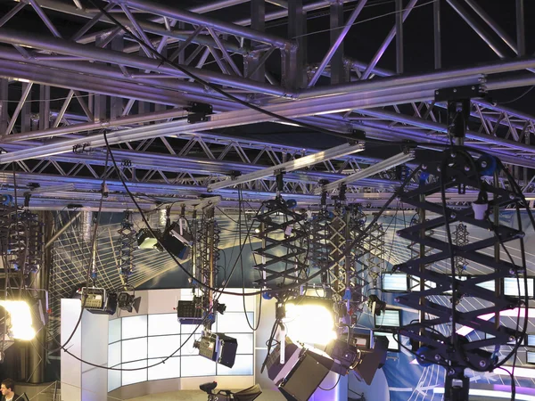 Strukturer av TV-studio belysning utrustning och projektorer Royaltyfria Stockbilder