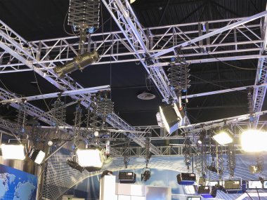 tv stüdyo aydınlatma ekipmanları ve projektörler yapılar