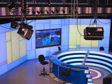 TV haber stüdyosu ışık ekipmanlarıyla kayıt için hazır