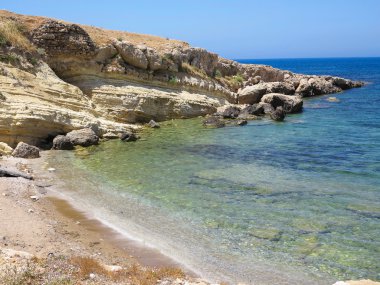 Mavi deniz manzaralı güneşli yaz günü şeffaf su ve rock