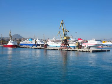 Vinç ve büyük bir liman gemilerle deniz mavi