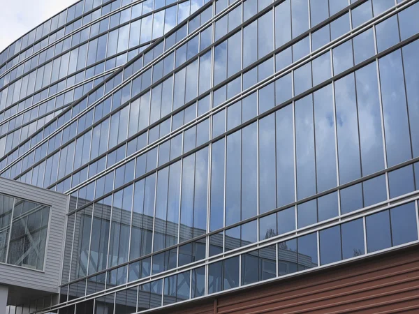 Bangunan pusat bisnis modern fasad kaca biru abstrak — Stok Foto