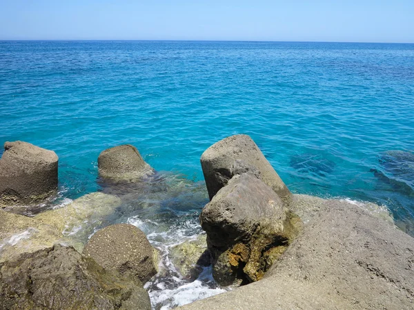 Vista azul do mar no dia ensolarado de verão água transparente e rocha — Fotografia de Stock