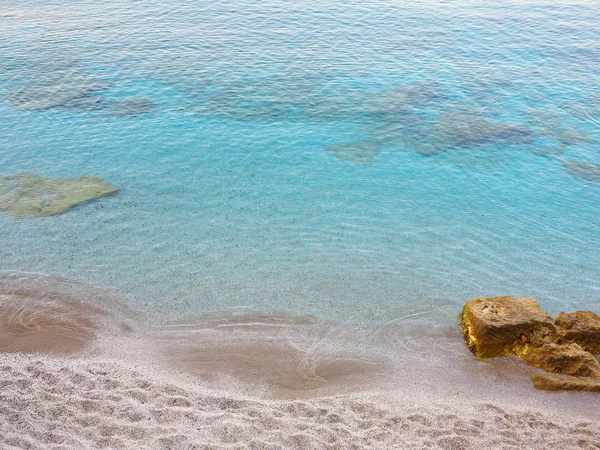 Blue sea view i solig sommar dag öppet vatten och rock — Stockfoto