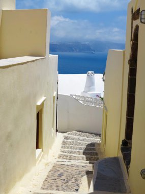 Romantik güzel cityscape ve Oia Santorini'de üzerinde mavi gökyüzü