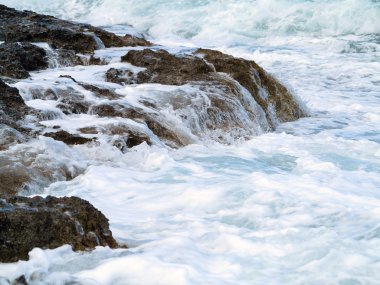 Rock kıyısında büyük dalgalar deniz ve Girit gökyüzü mavi