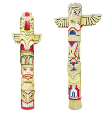Tahta Kızılderili renkli totem direği beyaz üzerine izole edilmiş.
