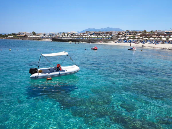 Barco sobre aguas claras en la costa de Creta, Grecia — Foto de Stock