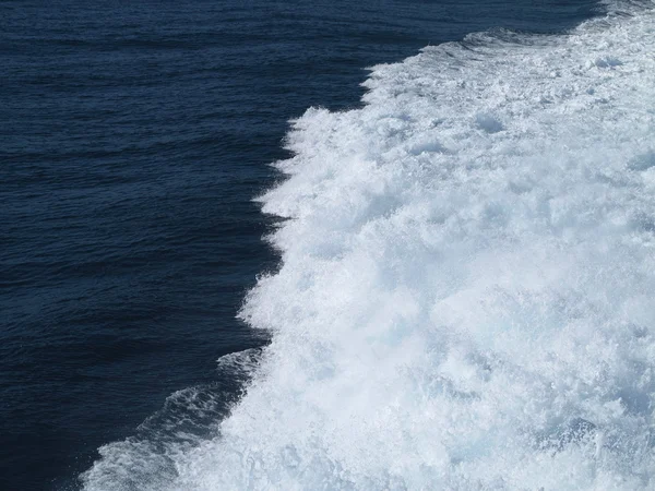 Trilha na superfície da água atrás do ferryboat em movimento rápido — Fotografia de Stock