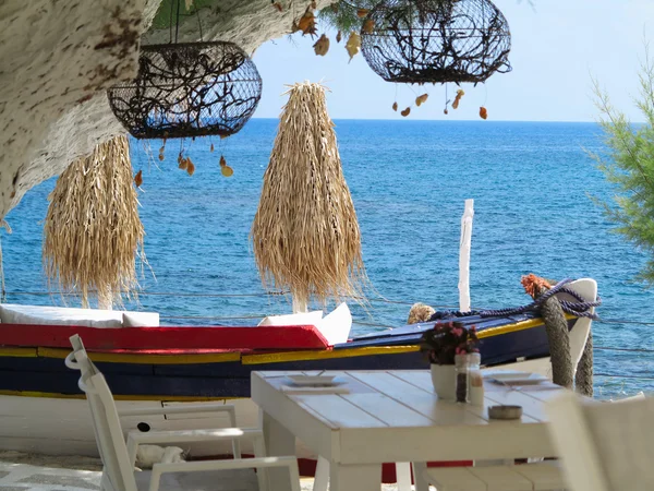 Café na costa do mar conceito - mesas, guarda-chuvas, decorações, azul — Fotografia de Stock