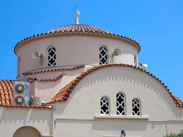 Antigua iglesia griega con techo marrón sobre cielo azul — Foto de Stock