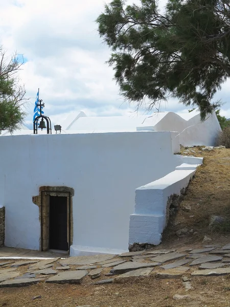 Antigua pequeña iglesia blanca con bandera en la isla de Creta, Grecia — Foto de Stock