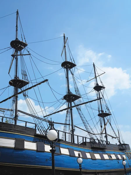 Masts and rigging of a old sailing ship over blue sky — Stock Photo, Image