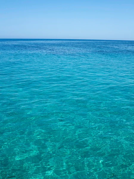 Mer azur claire près de la côte de Crète, Grèce — Photo