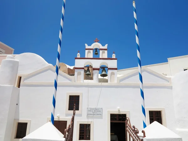 Hermosa iglesia cúpula azul típica y cielo azul en Santorini, Gr — Foto de Stock