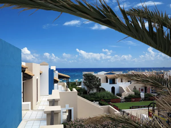 Vista de lujo del pueblo griego en Creta arco de estilo minoico tropical — Foto de Stock