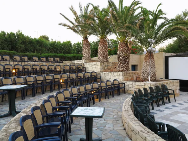 Modern amfitiyatro plastik sandalye ve palmiye ağaçları Yunanistan