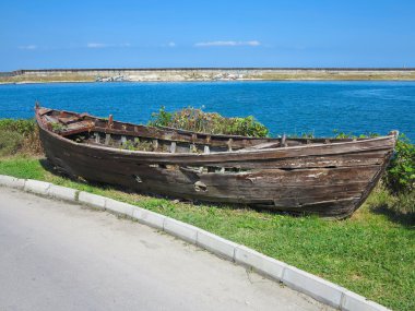 Vintage eski tekne deniz kenarında zarar