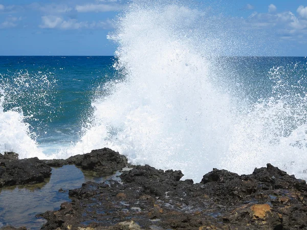 Big waves on rock coast blue sea and sky on Crete — Stock Photo, Image