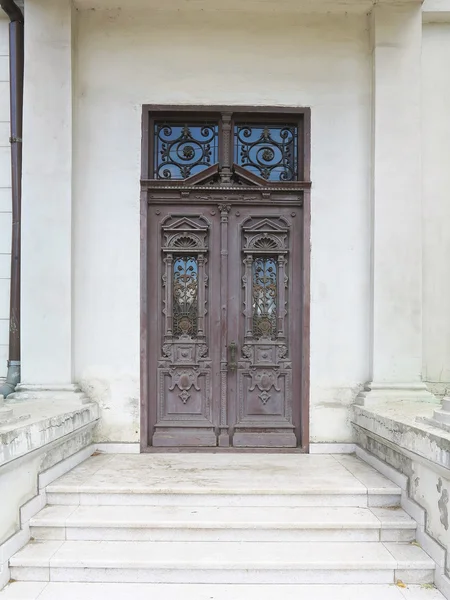 Vieille porte en bois vintage marron avec décoration — Photo