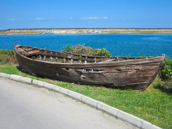 Altes beschädigtes Boot in der Nähe des Meeres — Stockfoto