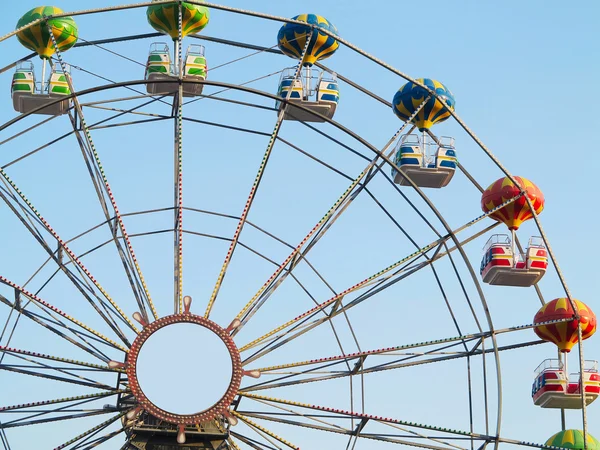 Brightly colored Ferris wheel against the blue sky — Stock Photo, Image