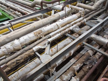 Eski paslı endüstriyel çelik boru hatları, subaplar ve ekipman po