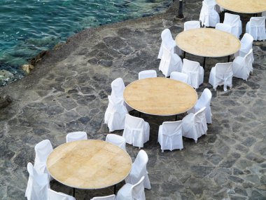 Açık hava Restoran deniz, beyaz sandalye ve masa yakın