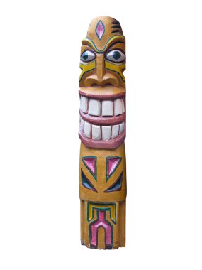 Tahta Kızılderili renkli totem direği beyaz üzerine izole edilmiş.