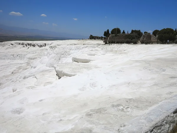 Słynny biały wapnia formacji skalnych z trawertynu i baseny w pamukkale, Turcja. — Zdjęcie stockowe