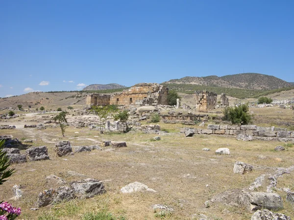 Ruiny starożytnego miasta hierapolis i błękitne niebo — Zdjęcie stockowe