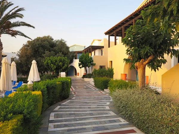 Vista de lujo del pueblo griego en Creta arco de estilo minoico tropical —  Fotos de Stock