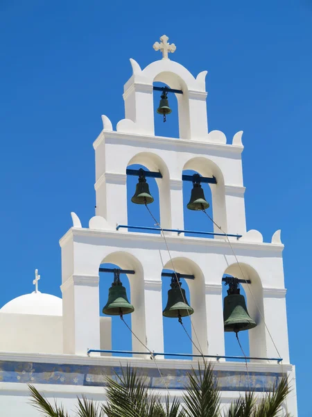 Campanario de iglesia blanca contra cielo azul en Grecia — Foto de Stock