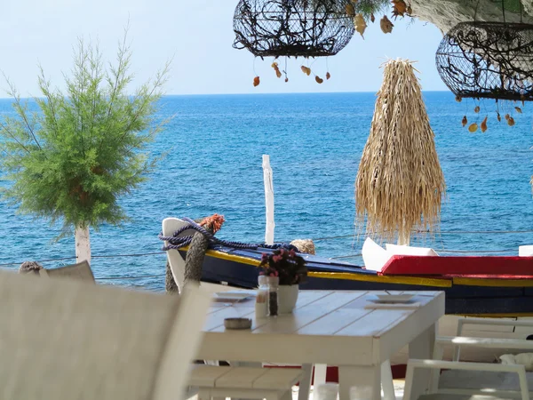 Café na costa do mar conceito - mesas, guarda-chuvas, decorações, azul — Fotografia de Stock