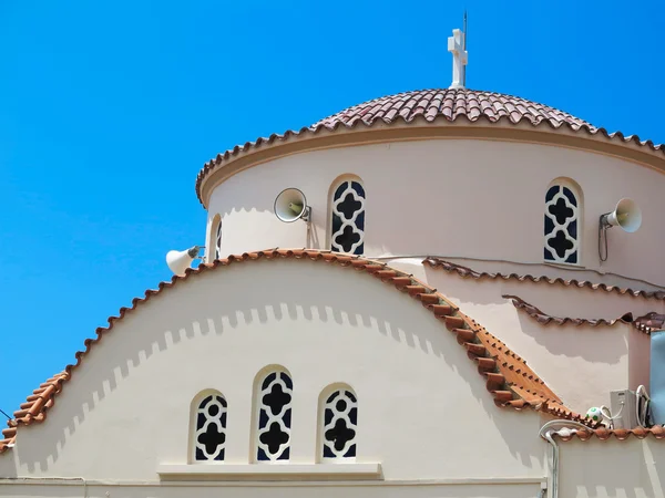 Antigua iglesia griega con techo marrón sobre cielo azul — Foto de Stock