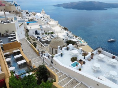 Romantik güzel cityscape ve Oia Santorini'de üzerinde mavi gökyüzü