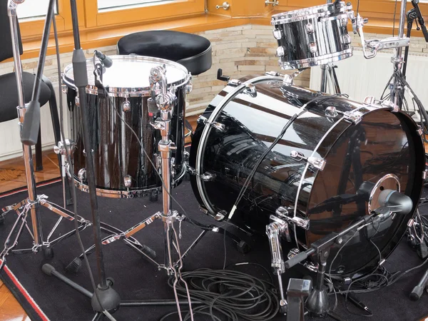 Zwarte drum kit, kabels en microfoons close-up — Stockfoto