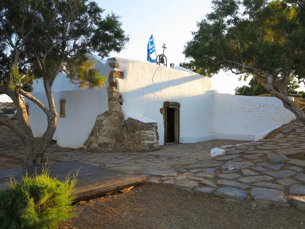Antigua pequeña iglesia blanca con bandera en la isla de Creta, Grecia — Foto de Stock