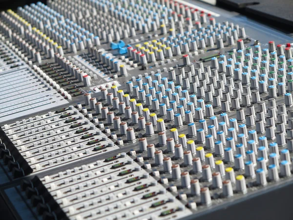 Mixer audio gigante con pulsanti di colore e cursori — Foto Stock