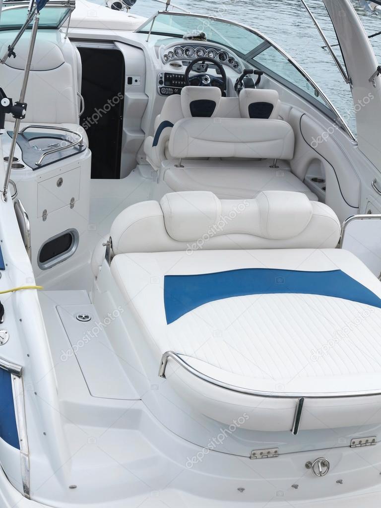 Steering wheel command pilot place on a luxury yacht