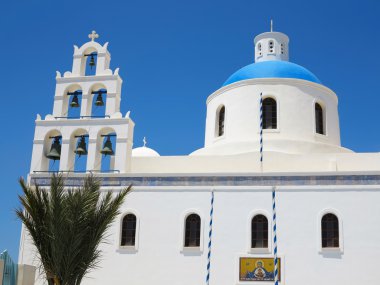 güzel tipik mavi kubbe kilise ve Santorini, Gr üzerinde mavi gökyüzü