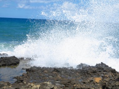 Rock kıyısında büyük dalgalar deniz ve Girit gökyüzü mavi