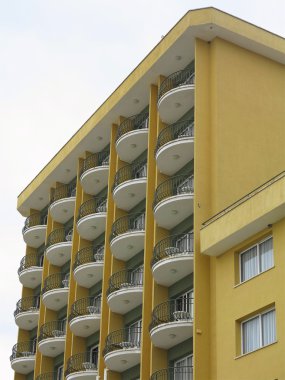 Sadece yeni inşaatı lüks apartament ev, pencere ve balkon