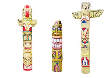 Tahta Kızılderili renkli totem direği beyaz üzerine izole edilmiş.