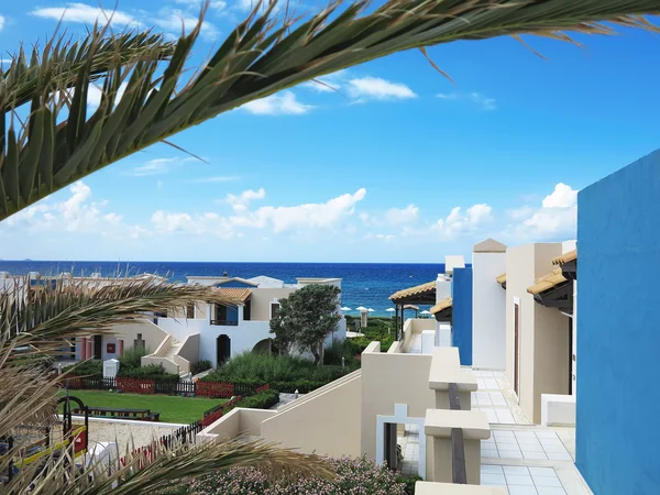 Luxus-Blick auf griechisches Dorf auf Beton tropischen minoischen Stil Bogen — Stockfoto