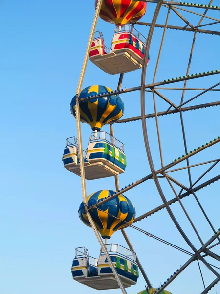 Brightly colored Ferris wheel against the blue sky — Stock Photo, Image