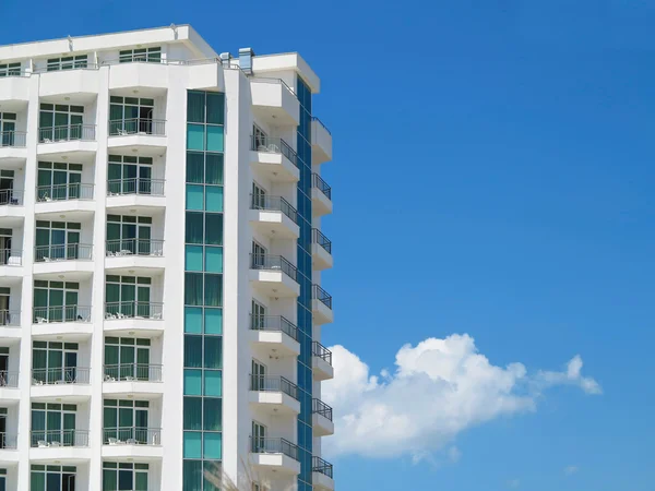 Gerade neu gebautes Luxus-Appartementhaus, Fenster und Balkon — Stockfoto