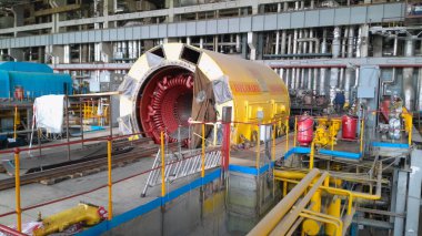Elektrik jeneratörü ve buhar türbini elektrik santralinin onarım sürecinde.