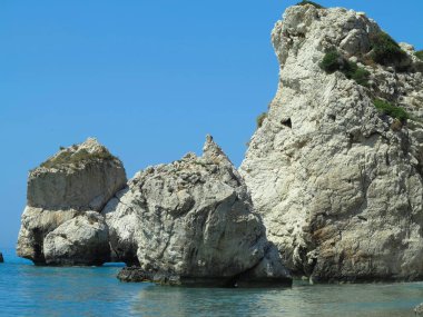 Afrodit kayası bölgesinde mavi deniz ve kayalar. .