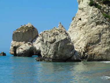 Afrodita kayası bölgesinde mavi deniz ve kayalar